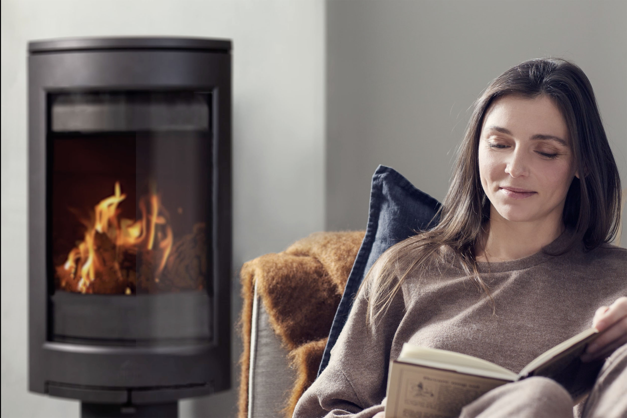 Dame framför spisen. Foto.