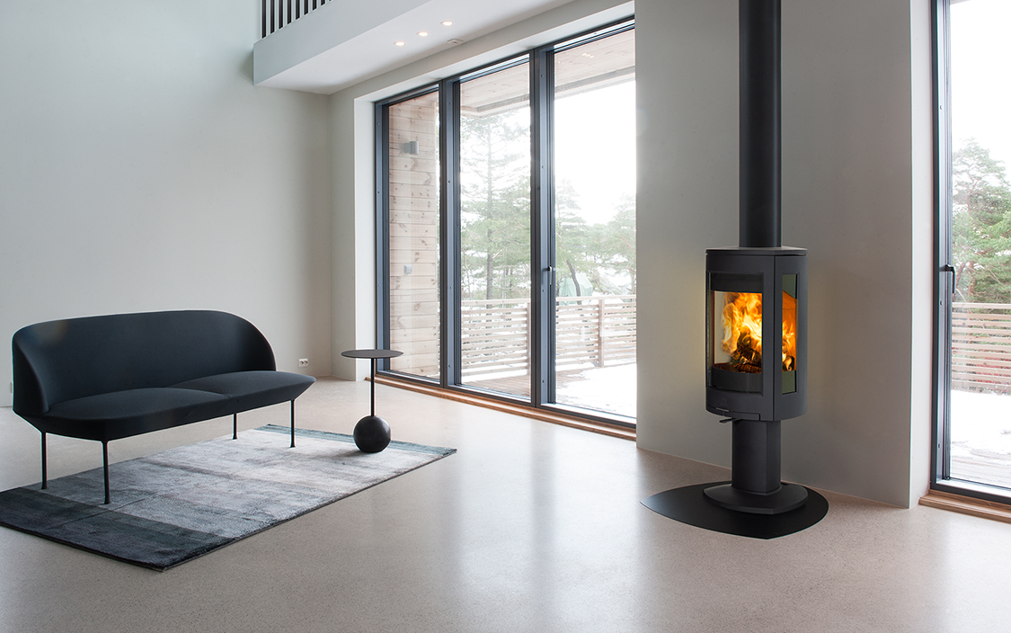 Jøtul F 373 Advance i vardagsrum. Foto.