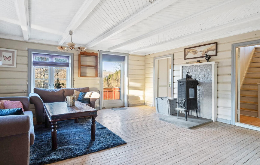 Gammal braskamin Jøtul 606 i ett äldre timmerhus