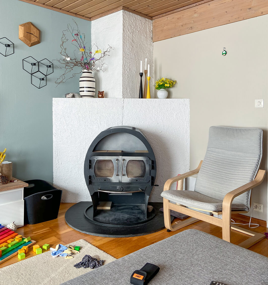 Före bild på en äldre eldstad i vardagsrummet