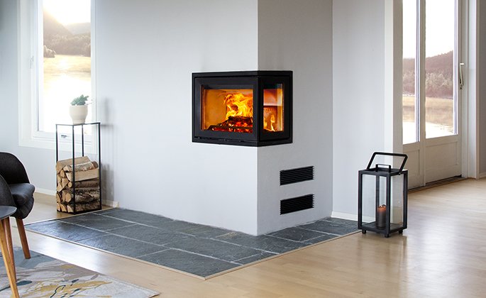 Jøtul I 520 FR på vit vegg. Foto.