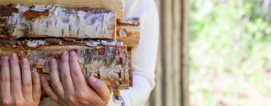 Jente som bærer ved