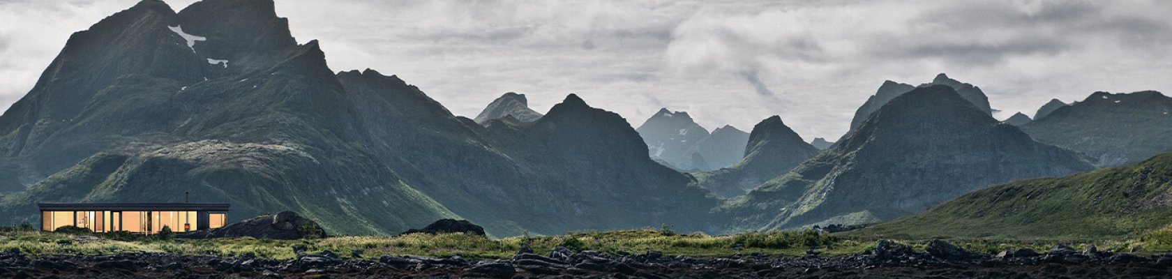 Norsk natur med modern stuga