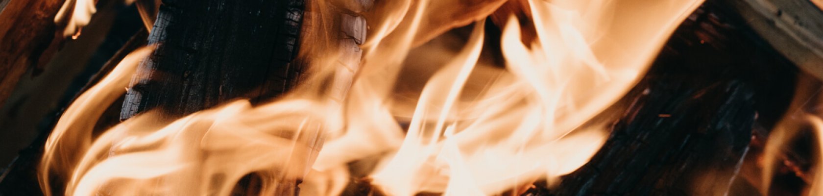 Lågor framför mörk bakgrund