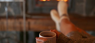 Mysig framför spisen. Foto.