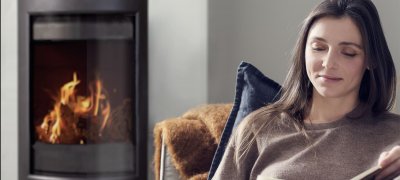 Dame framför spisen. Foto.