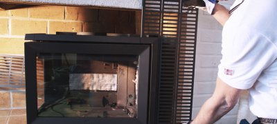 Installation av braskamin. Foto.