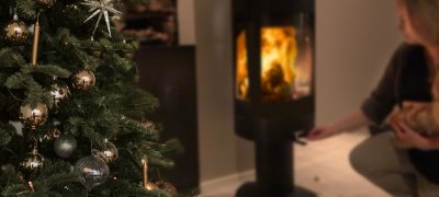 Flickan sätter i vedspisen vid jul