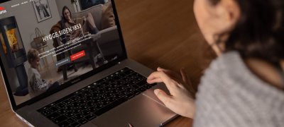 Dam söker efter eldstad på nätet