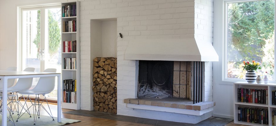 Öppen spis i vardagsrum. Foto.