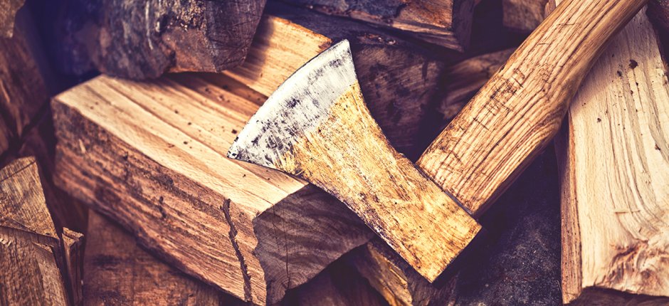 Trädfällning med yxa. Foto.