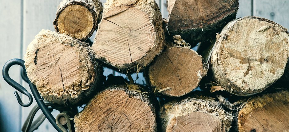 Träkuber i korgen. Foto.