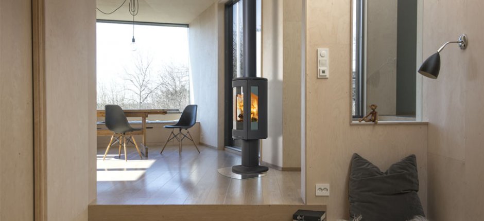 F373 kamin i vardagsrummet. Foto.