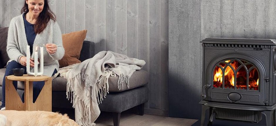 Jøtul F3 i vardagsrum. Foto.