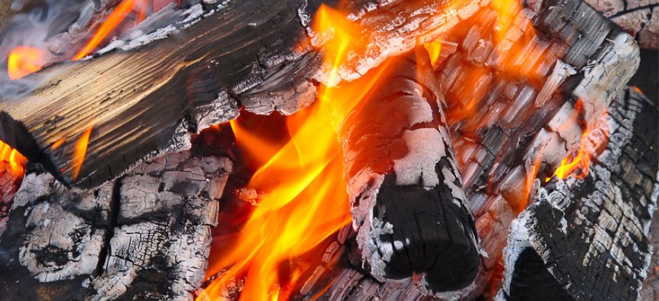 Brasa med lågor. Foto.