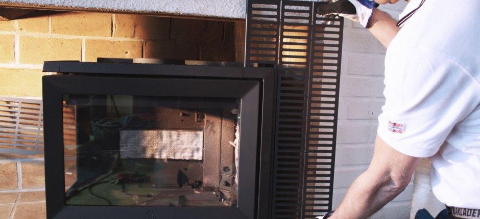 Installation av braskamin. Foto.