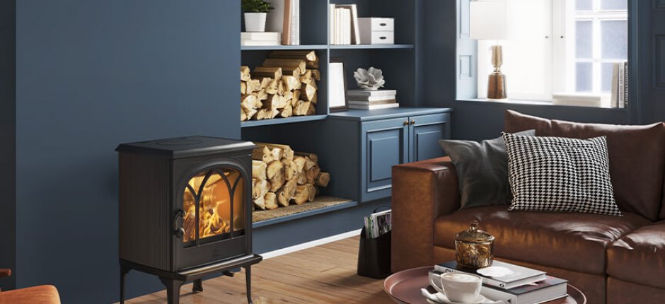 Jøtul F 200 svart vedspis i gjutjärn i mörkblått vardagsrum