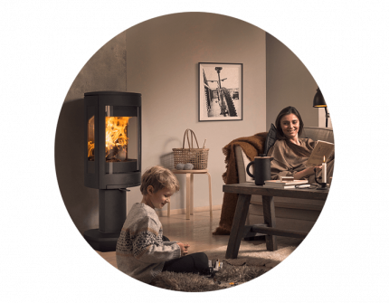 Mor och son kopplar av i vardagsrummet med sin Jøtul F 373 Advance