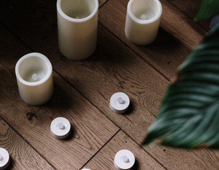 Vita LED-lampor på brunt golv