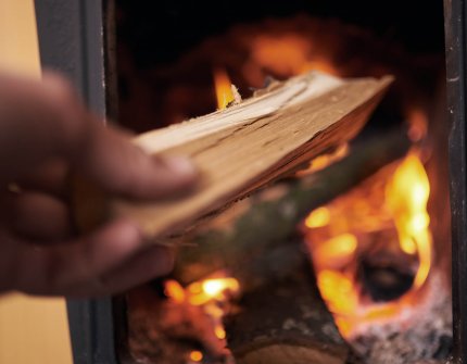 Fäst för hand i eldstaden