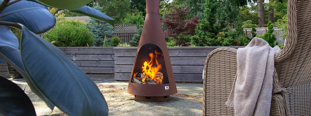 Jøtul Frøya brun utomhus spis i trädgården