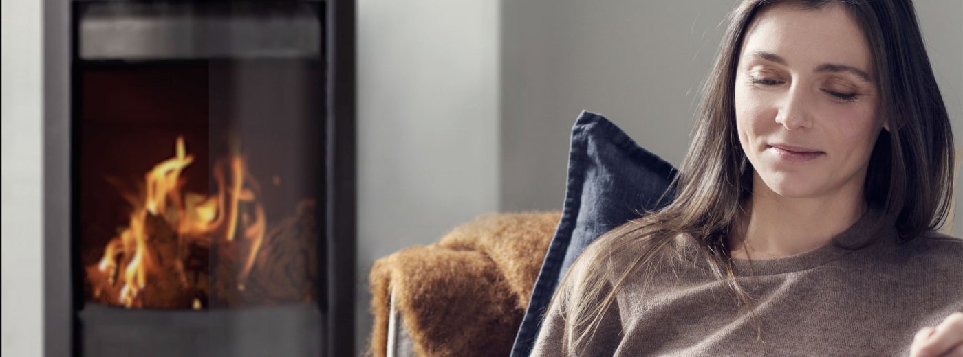 Dame framför spisen. Foto.