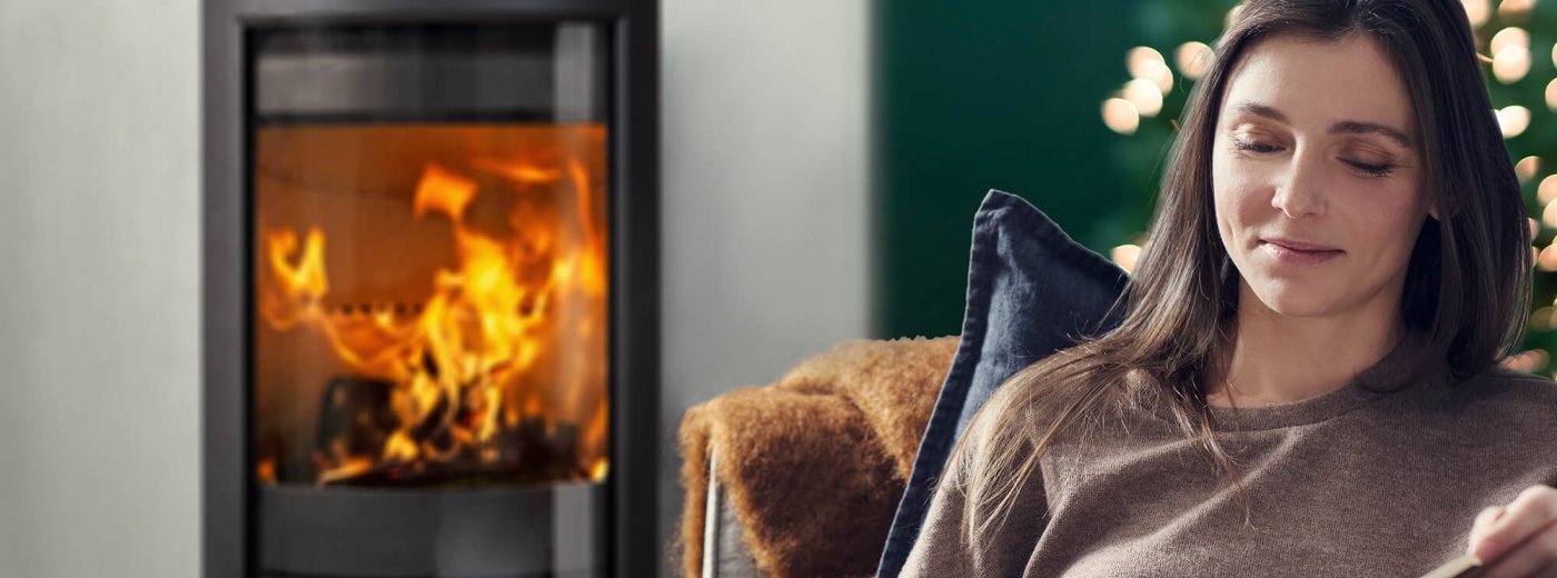 Dame foran Jøtul F 373 Advance kamin og juleträ