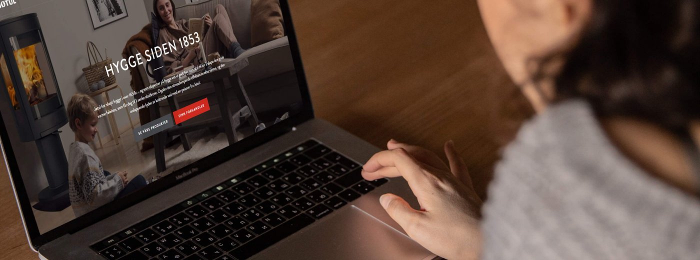 Dam söker efter eldstad på nätet