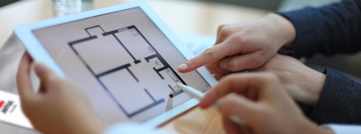 Händer som pekar på iPad med Jøtul-katalog