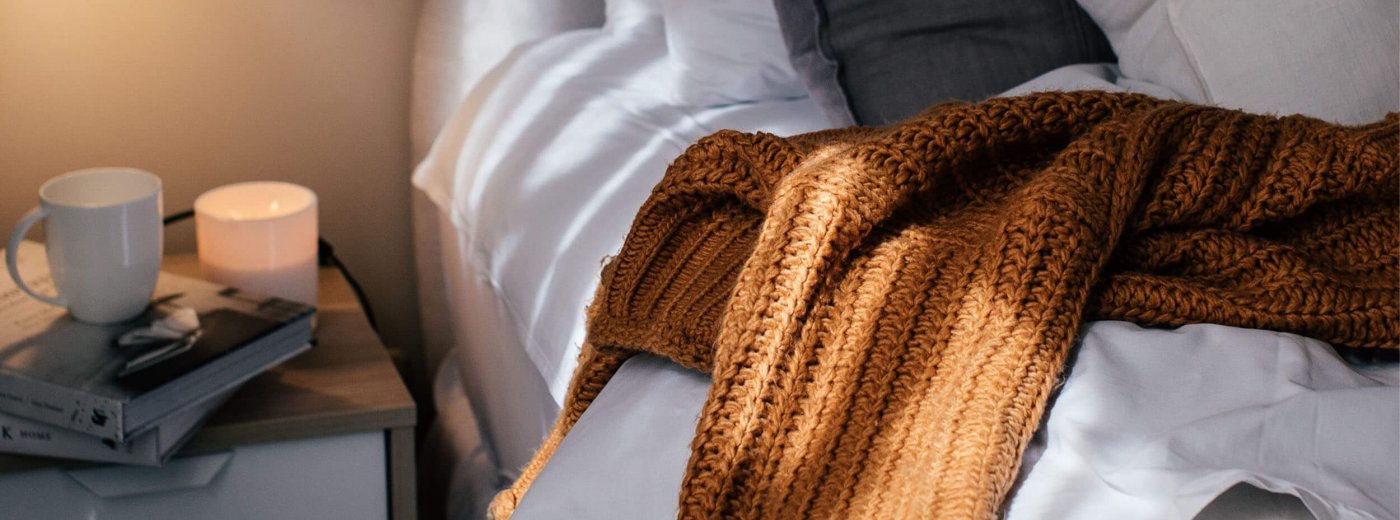 Seng med pledd och kaffekopp