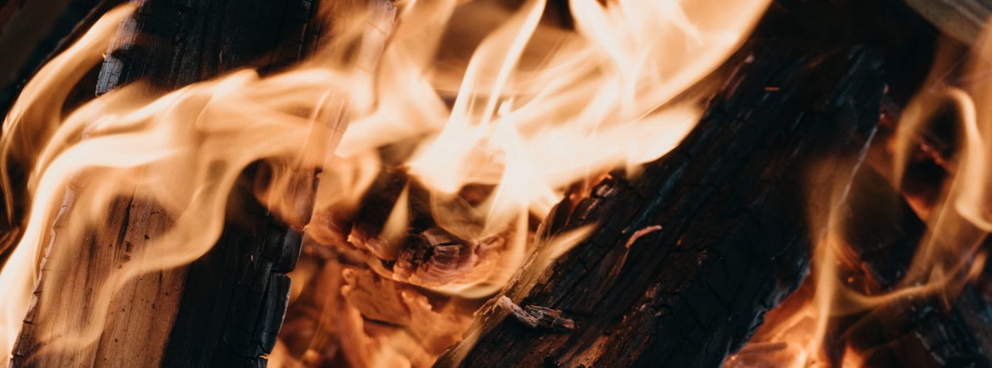Lågor i brasan