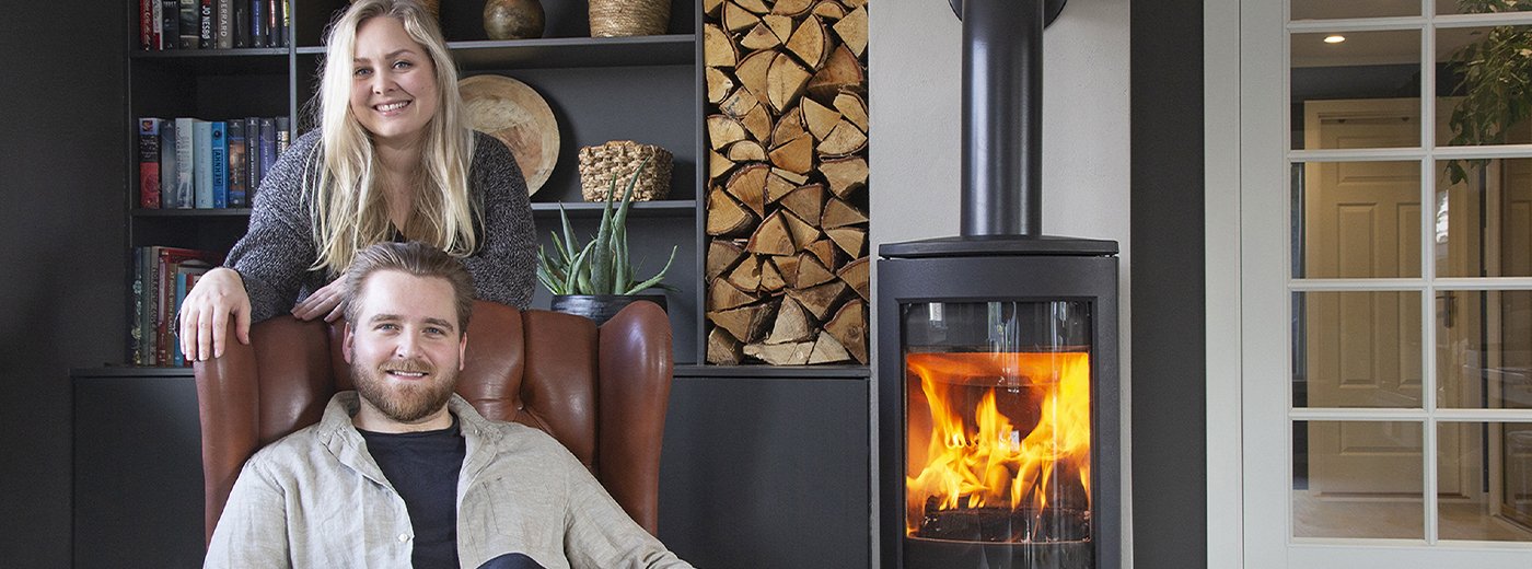 Man och tjej framför Jøtul F 373 Advance kamin